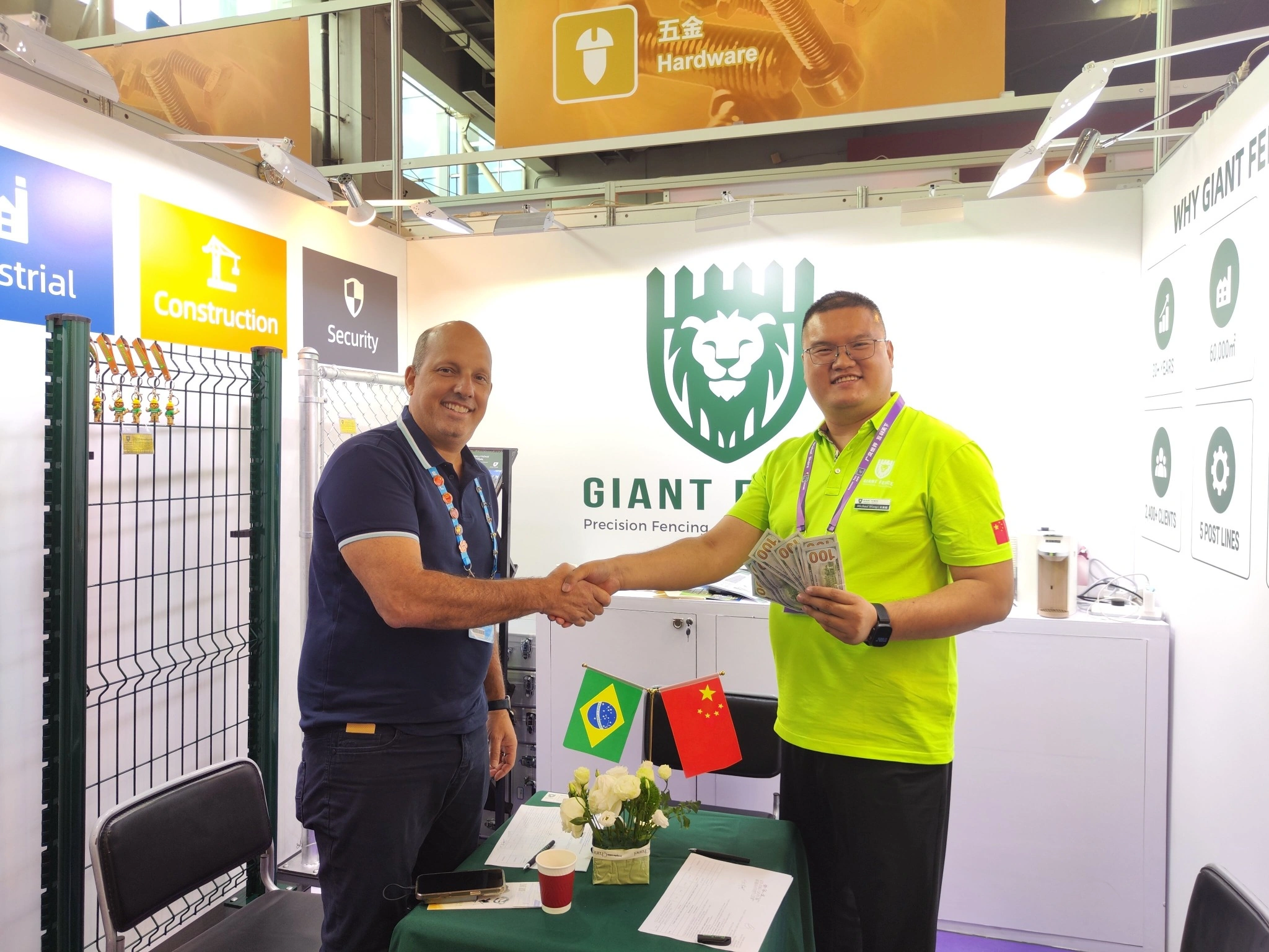 Giant Fence representatives meeting a customer at the 140th Canton Fair.