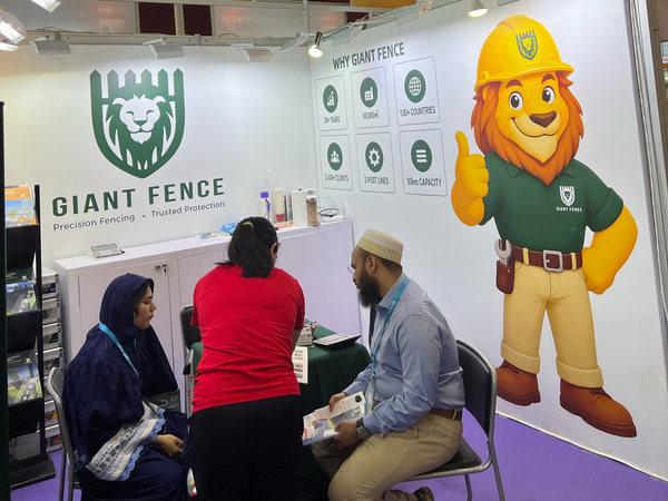 At 140th Canton Fair, foreign buyers communicate with our sales team.