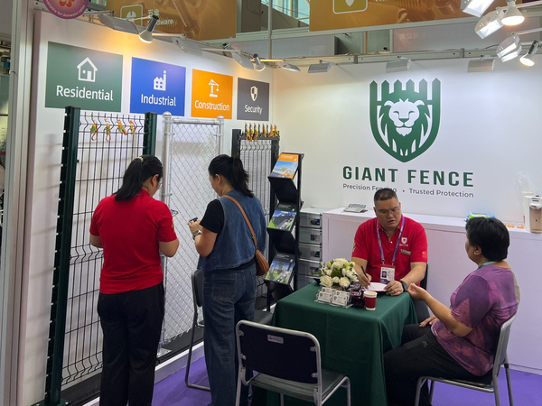 At 140th Canton Fair, clients consult at Hebei Giant Metal's booth 13.1C02.