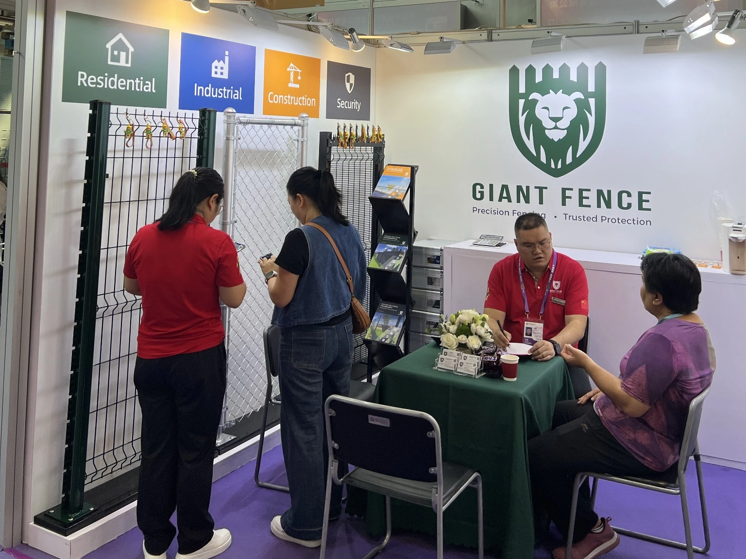 Customer discussions at the 140th Canton Fair.