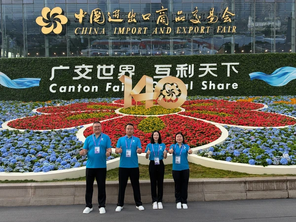 Giant Fence team at the 140th Canton Fair.