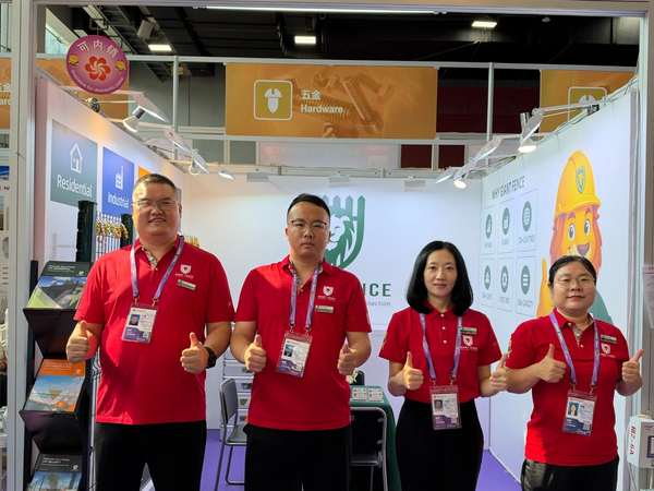 Our team gives thumbs-up at Giant Fence booth of 140th Canton Fair.