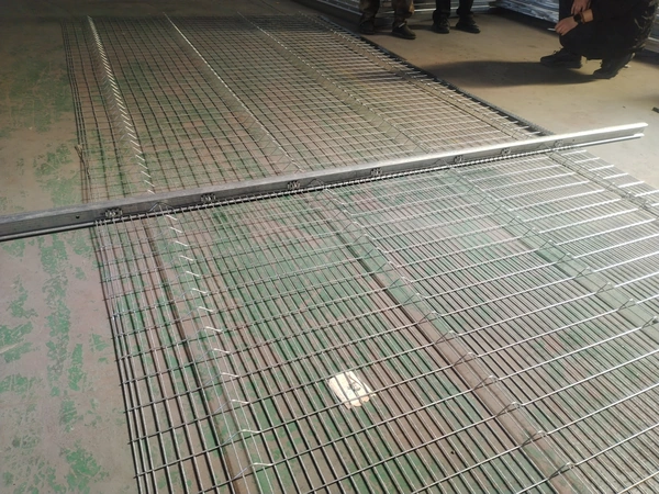 Clips de araña en un panel de valla de seguridad 358.
