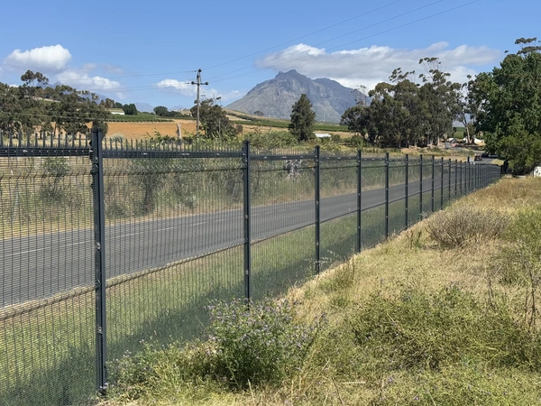  358 valla de seguridad con postes y picos a lo largo de un perímetro de granja vinícola.