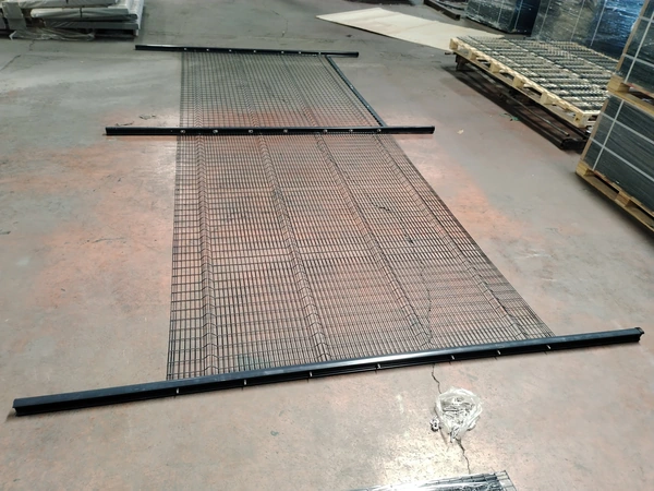 Ensamblaje de prueba de un panel de valla de seguridad 358 con postes I.