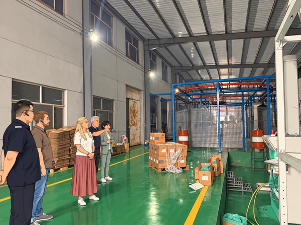 Les invités visitent l'atelier de revêtement pour apprendre le processus de production de la barrière de sécurité 358.