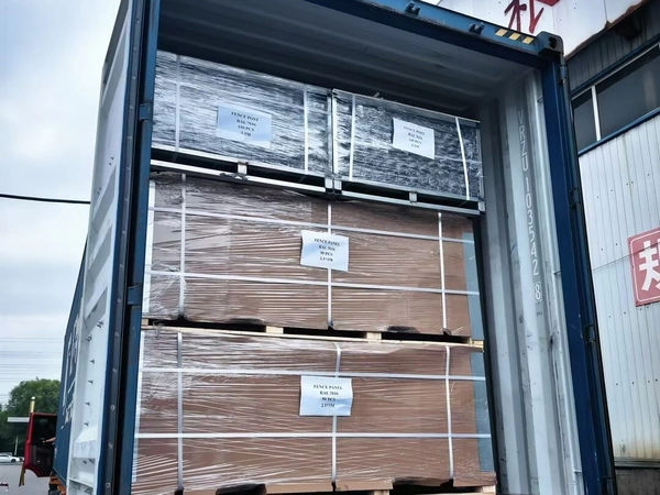 Empaquetado 358 componentes de la valla de seguridad cargados en un contenedor.