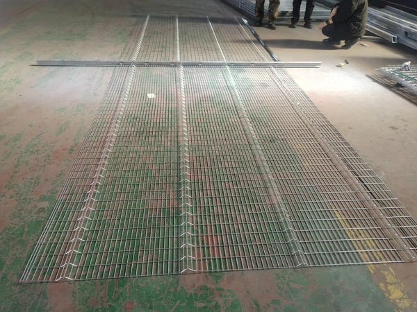 358 paneles de valla de seguridad durante el montaje de prueba.