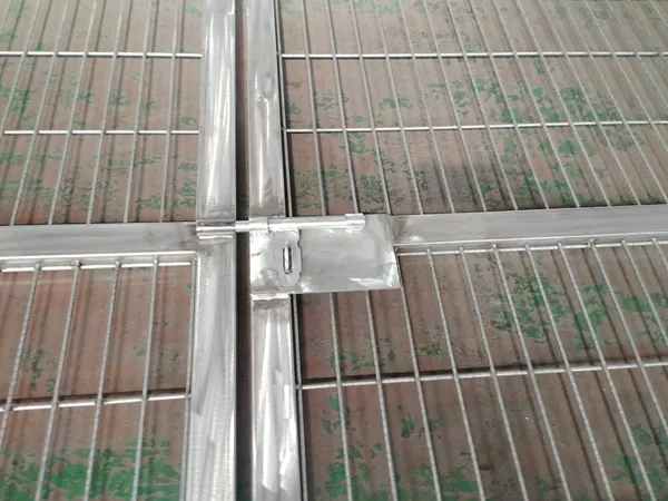 3D welded mesh fence, hinge-latch connection for gate joint