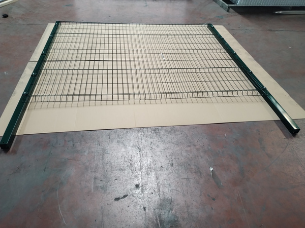 Panel de valla de malla soldada 3D completo establecido plano en el piso de la fábrica para su inspección.