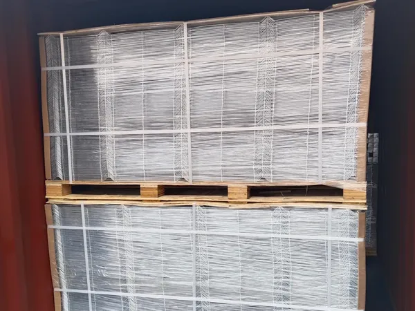 Container loading of bundled 3D welded mesh fence goods