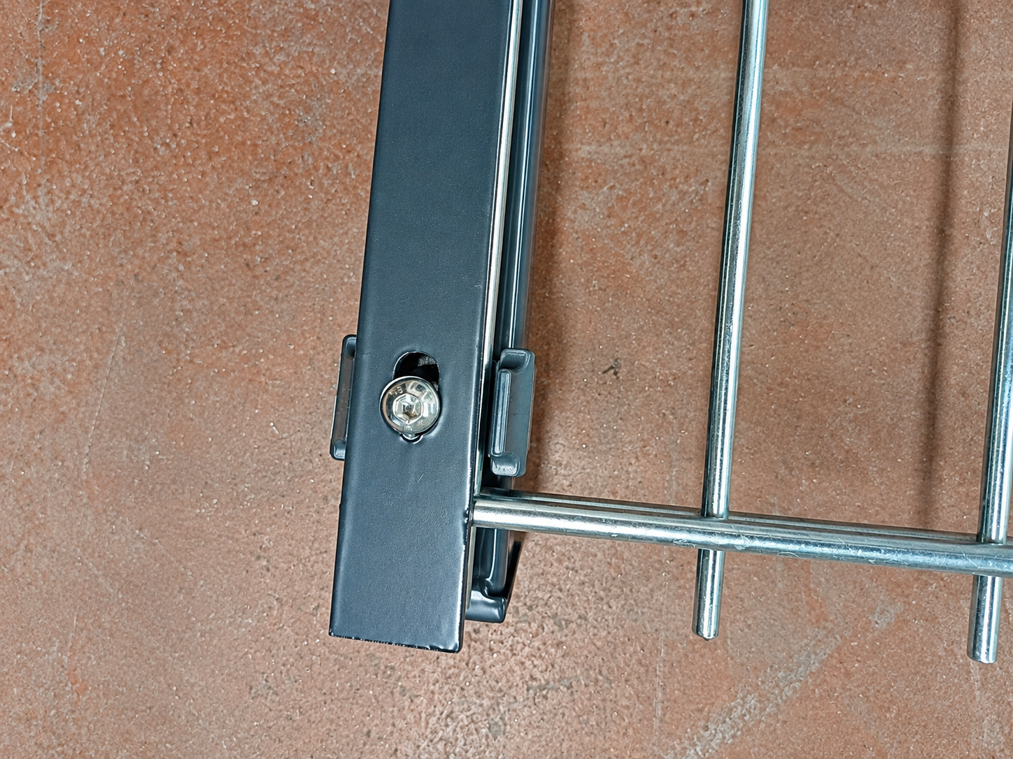 Close-up de duplo fio cerca suporte e parafuso conexão montagem.