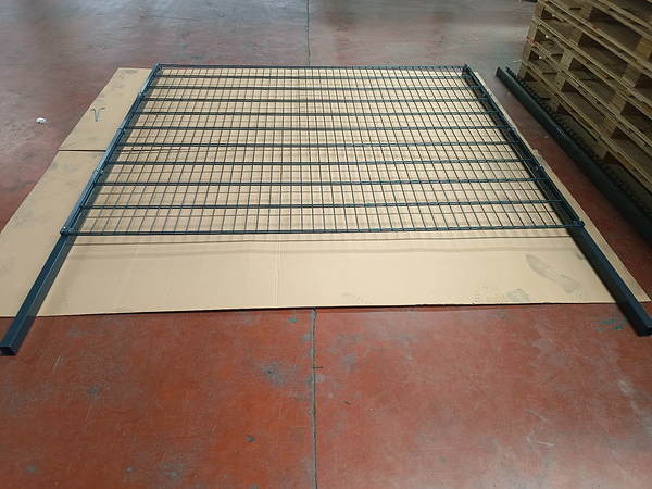 Flat colocado painel de arame duplo no chão oficina para inspeção.