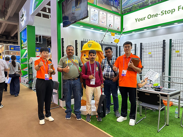 At Edifica 2026, we take photos and celebrate successful meetings with international fence clients.