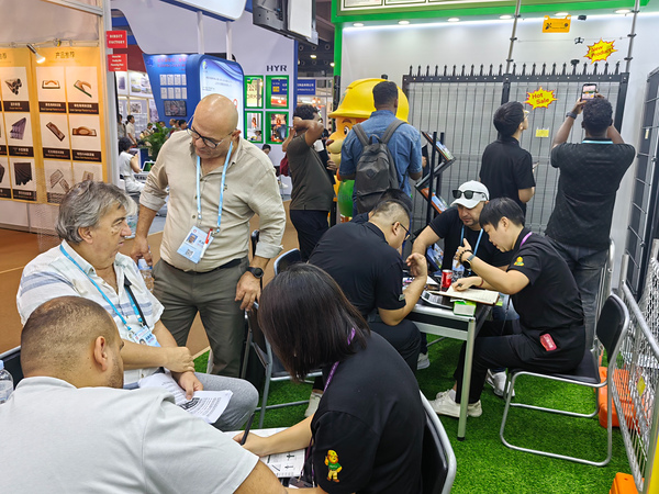 At Edifica 2026, our team discusses custom fence solutions with overseas buyers at the booth.