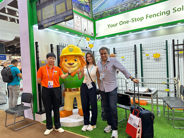 At Edifica 2026, we take photos and celebrate successful meetings with international fence clients.