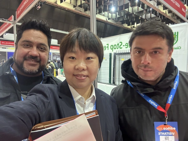 Giant Fence representative with visitors at EDIFICA 2026.