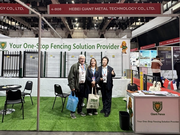 Giant Fence team at the EDIFICA 2026 exhibition booth.