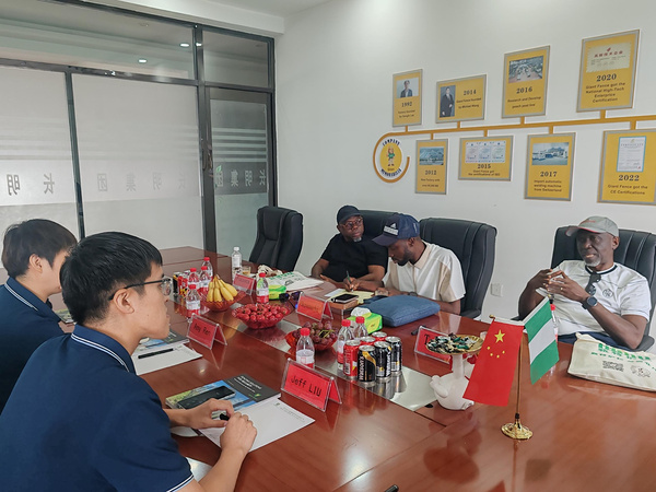 Discutimos detalhes técnicos e ordens de 358 cerca de segurança com os clientes.