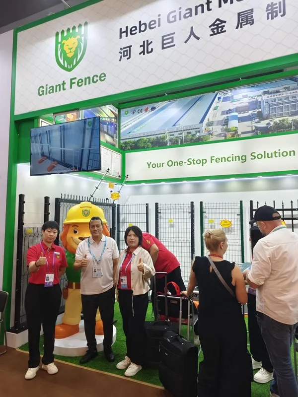 The sales representatives are taking photo with customers at the booth.