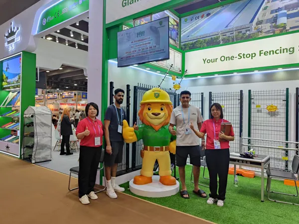 The sales representatives are taking photo with customers at the booth.