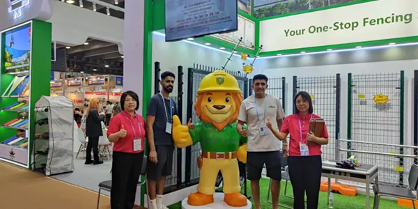 Ventes et clients prend des photos à l'avant de la mascotte.