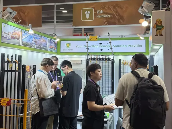 Giant Fence communicates products with visitors at the 139th Canton Fair.