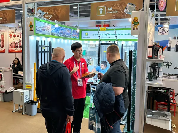 Giant Fence communicates products with visitors at the 139th Canton Fair.