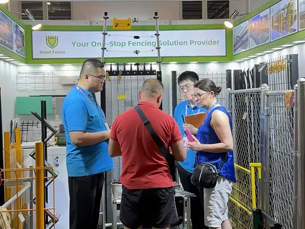 Giant Fence communicates products with visitors at the 139th Canton Fair.