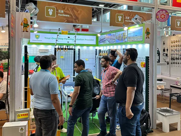 Giant Fence communicates products with visitors at the 139th Canton Fair.