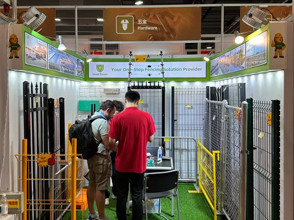 Giant Fence colleagues at 139th Canton Fair meet face-to-face with clients.