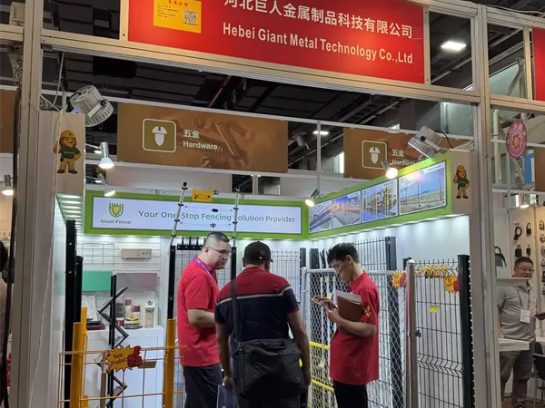 Giant Fence colleagues at 139th Canton Fair meet face-to-face with clients.