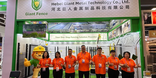 Фото группы гигантской команды выставки загородки с клиентами на 139th кантоне справедливом