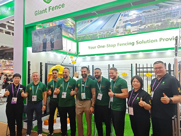 Group photo of the giant fence exhibition team with customers at the 139th Canton Fair