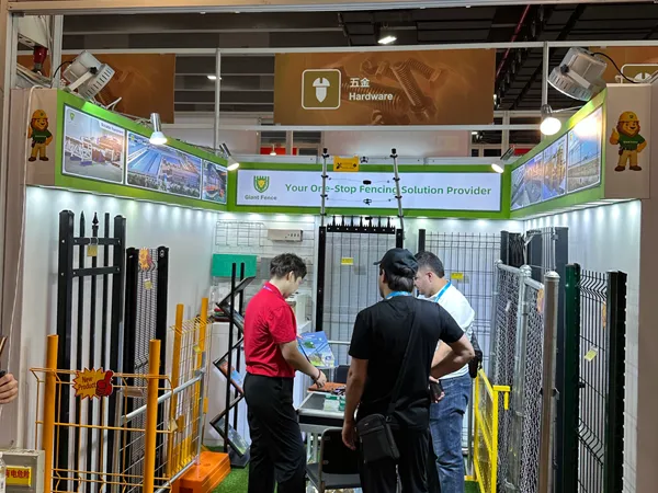 Giant Fence colleagues at 139th Canton Fair meet face-to-face with clients.