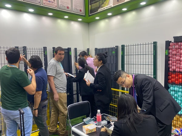 Giant Fence team communicating with customers at the 139th Canton Fair