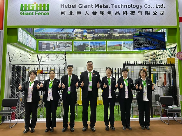 Group photo of the giant fence exhibition team at the 139th Canton Fair