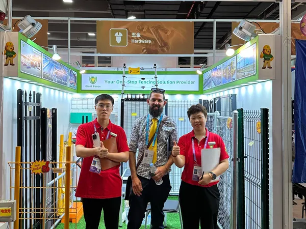 Group photo of Giant Fence sales staff and visiting customers at the 139th Canton Fair.