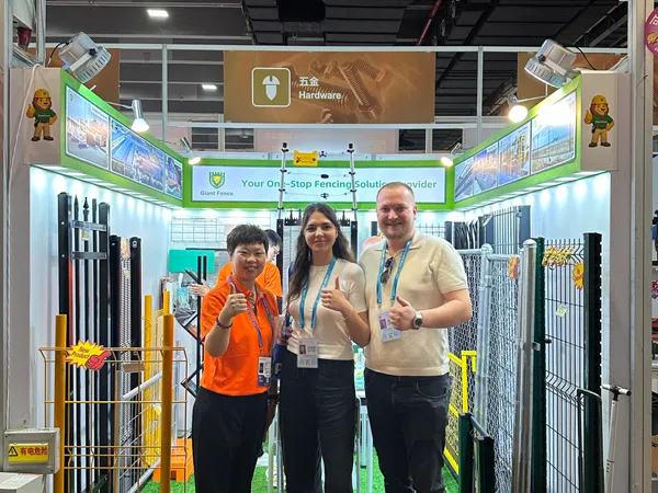 Group photo of Giant Fence sales staff and visiting customers at the 139th Canton Fair.