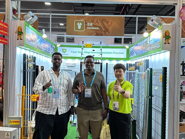 Group photo of Giant Fence sales staff and visiting customers at the 139th Canton Fair.
