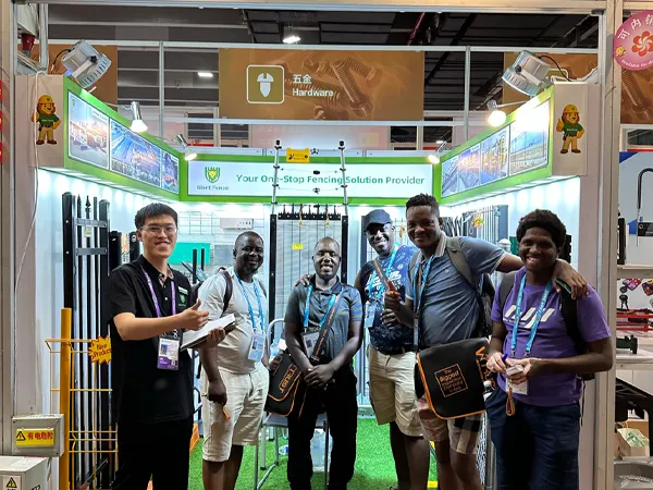 Group photo of Giant Fence sales staff and visiting customers at the 139th Canton Fair.