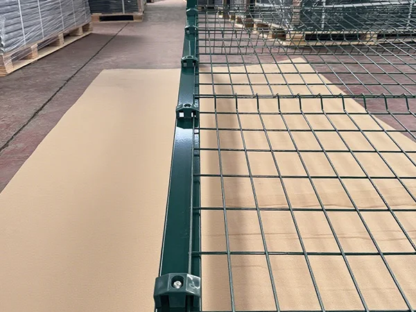 A detailed structure of 3D panel type airport fence post fastening with M Clip.