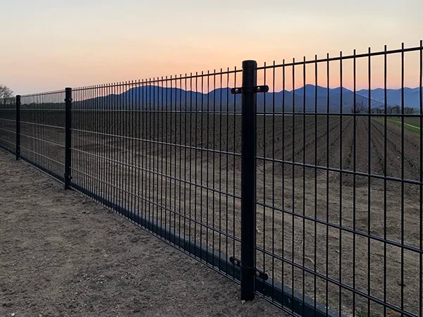 The 2D fences are installed in the construction site.