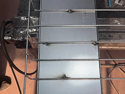 The weld detail of fence panel and steel plate of edge protection fence.