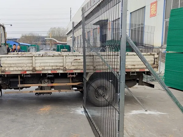 358 Zaun aufprall test mit einem Lastwagen, der gegen den Zaun drückt.