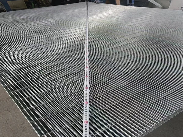 A QC worker is test the flatness of 358 high security fence.