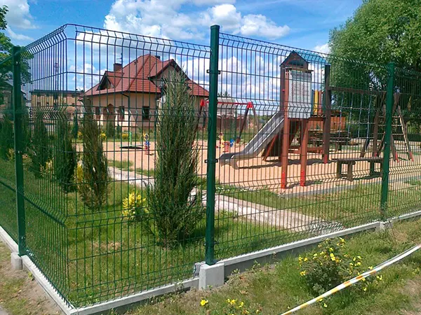 The green 3D security fences are protecting the backyard and a sliding in the yard.