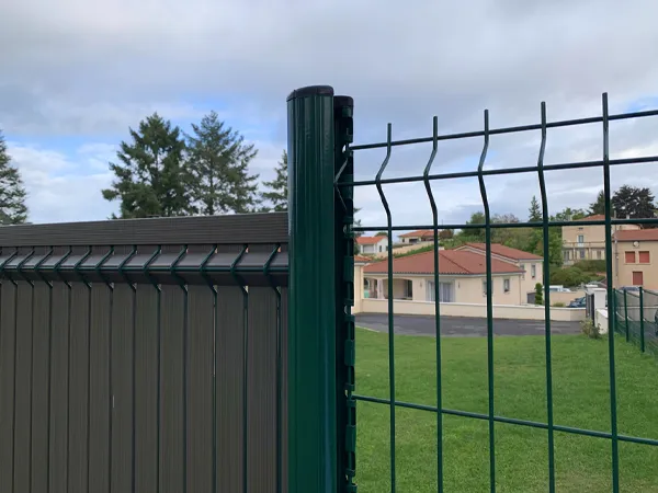 Customer installation feedback on 3D fence with PVC slats