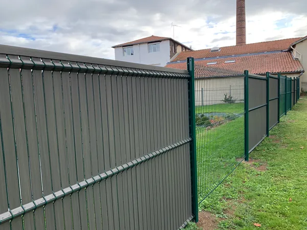 Customer installation feedback on 3D fence with PVC slats