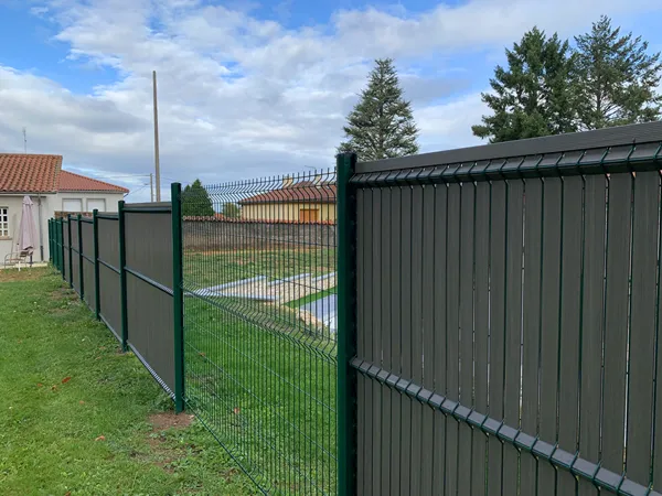 Customer installation feedback on 3D fence with PVC slats